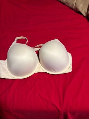 Victoria's Secret Cream Padded T-Shirt Bra